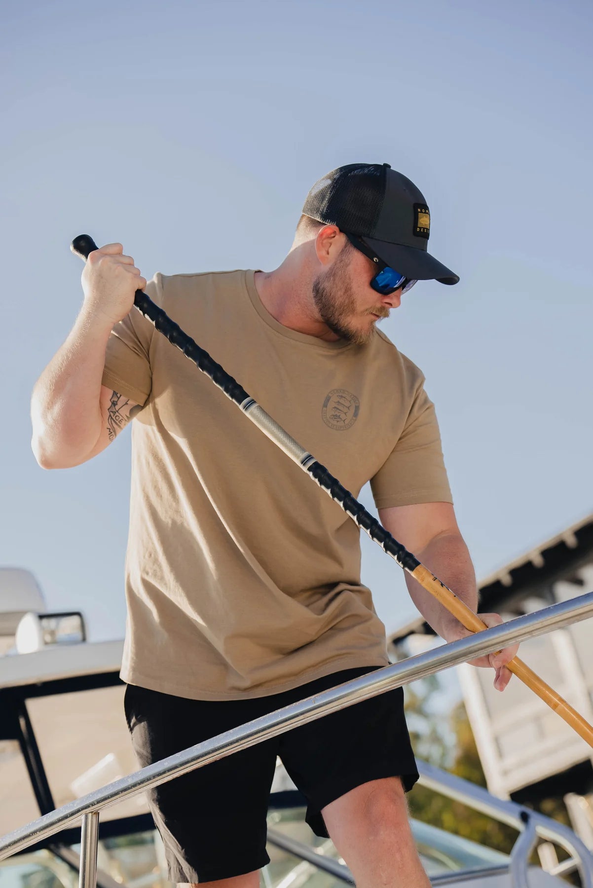 Playera Nomad Design T-Shirt Trophy Badge - Stone